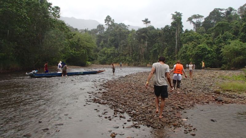 Passengers disembarked from longboat @2015 Passengers disembarked from longboat @2015