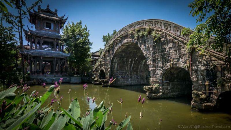"Five-hole" bridge. HuangLongXi (Chengdu, China)
