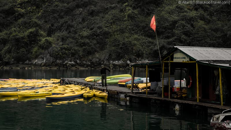 Kayak vendor, Ha Long Bay (Vietnam) (Cat Ba Island and Ha Long Bay Travel Guide)