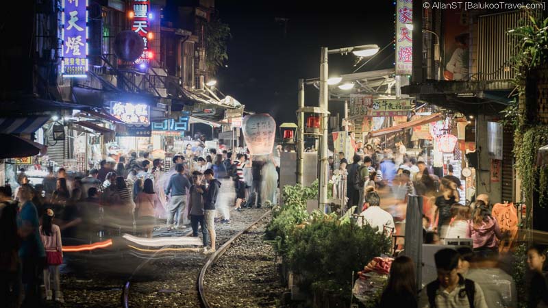 Visitors releasing sky lanterns on railway track. (Shifen Old Street, Taiwan) @2016 (Shifen Old Street, Taiwan) (Pingxi and Jiufen Travel Guide)