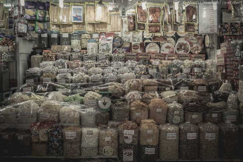 Ben Thanh Market is a large marketplace dealing in a wide range of merchandise. It is extremely popular with both foreigners and locals.