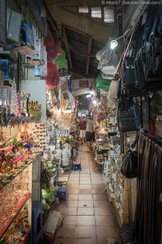Ben Thanh Market has a myriad of tiny lanes, which can be difficult to navigate during crowded periods. 