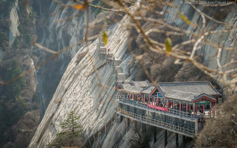 Huashan Travel Guide: Viewing platform on Huashan North Peak (Shaanxi, China) Huashan Travel Guide: Viewing platform on Huashan North Peak (Shaanxi, China)