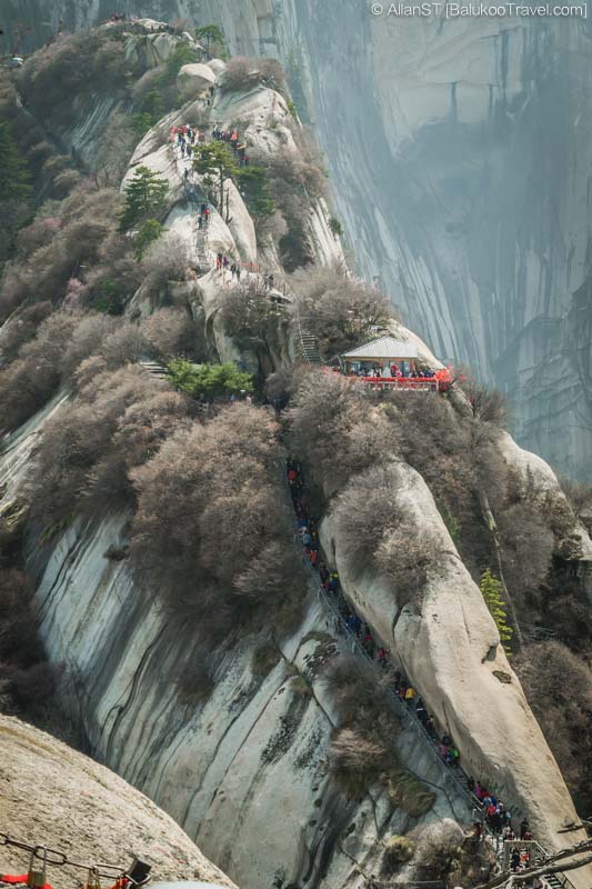 Ca’Er Cliff 擦耳岩 on Huashan North Peak (Huashan Travel Guide) Ca’Er Cliff 擦耳岩 on Huashan North Peak (Huashan Travel Guide)