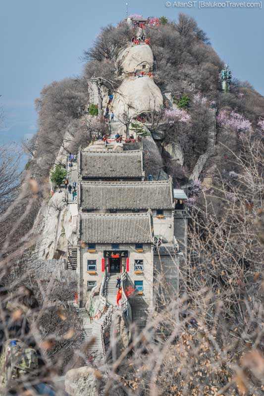 Looking back at Yuntai Mountain Villa 云台山庄 and North Peak. Huashan. (Huashan Travel Guide) Looking back at Yuntai Mountain Villa 云台山庄 and North Peak. Huashan. (Huashan Travel Guide)
