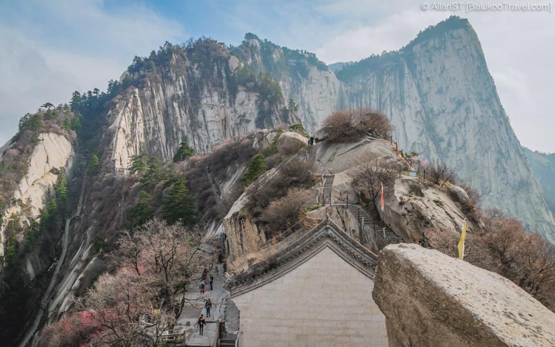 Huashan Travel Guide: View of Huashan's other peaks from its North Peak Huashan Travel Guide: View of Huashan's other peaks from its North Peak