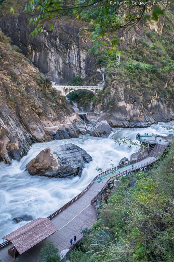 View of Upper Tiger Leaping Gorge (Dry Season, Nov-2017) Tiger Leaping Gorge, 虎跳峡 (Yunnan, China)