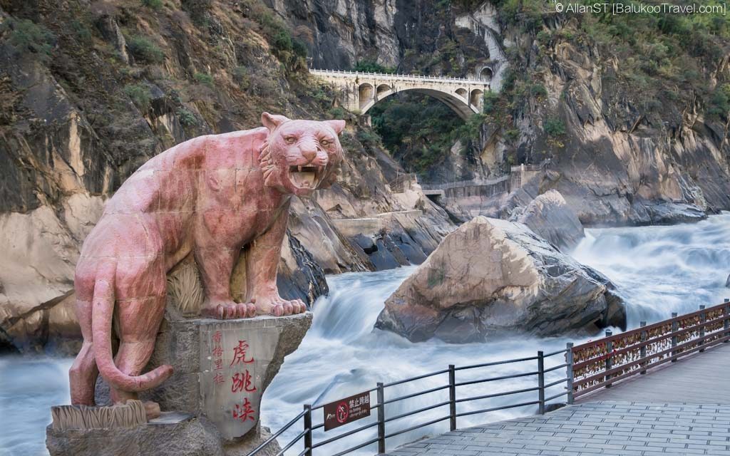 Upper Tiger Leaping Gorge. The Tiger Leaping Rock/Boulder is seen in the middle of the river (Dry Season, Nov-2017) Tiger Leaping Gorge, 虎跳峡 (Yunnan, China) (Must-see places in Lijiang)