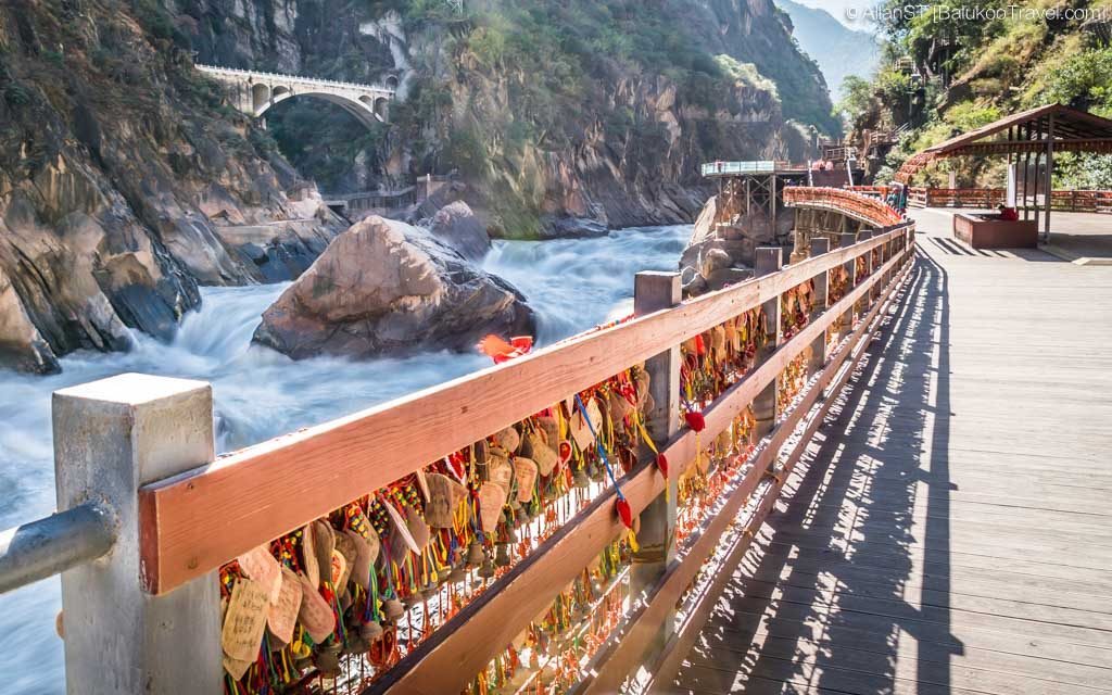 The Tiger Leaping Rock/Boulder is seen in the river. Upper Tiger Leaping Gorge (Dry Season, Nov-2017) Tiger Leaping Gorge, 虎跳峡 (Yunnan, China) (Must-See Places in Lijiang)