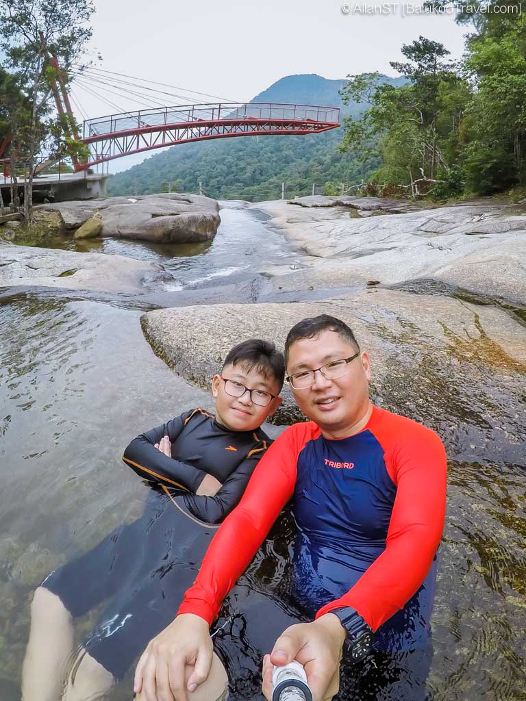 The top of the waterfall is named “Seven Wells”, and consist of a series of rock pools and an observation platform.