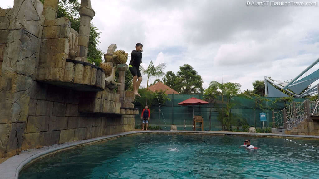 Cliff jumping at Splashworks (Adventure Cove Waterpark) 