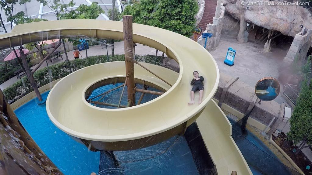 Slide at the Big Bucket Treehouse (Adventure Cove Waterpark)
