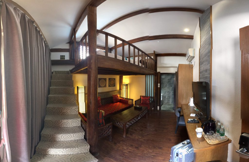 Xilu Xiaoxie Inn: Loft room with double bed