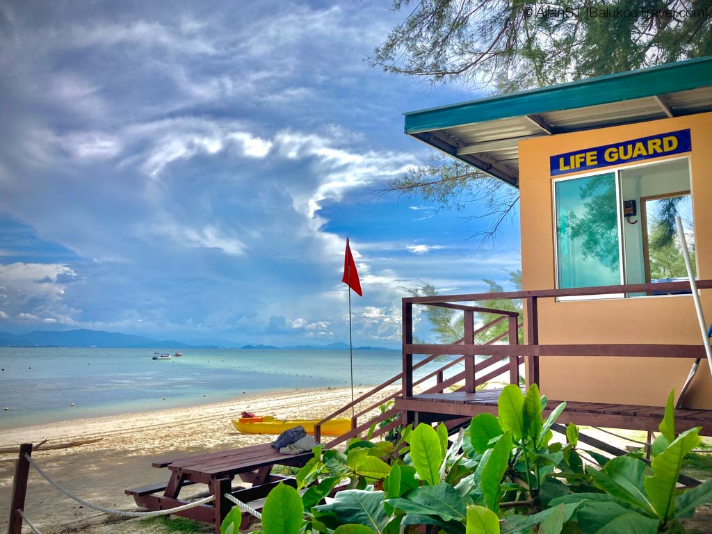 A short boat ride away is the smaller Mamutik Island.