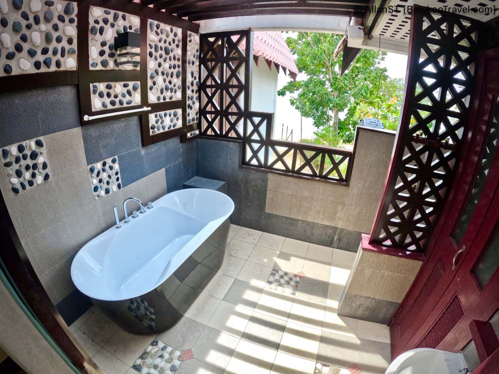 Open-air tub at the Deluxe Suite Beach Front Room