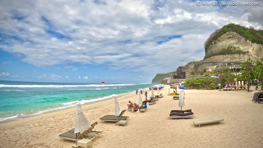 The beach plays host to several clubs and resorts (Melasti Beach)