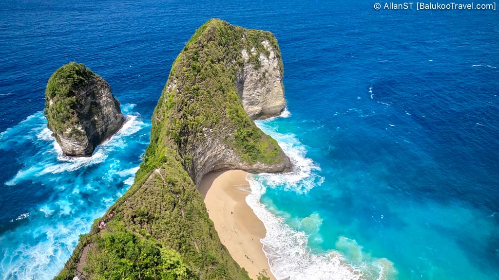T-Rex (Kelingking Beach): The most well-known (and "Instagramed") attraction on Nusa Penida.
