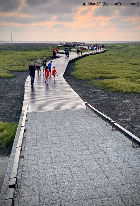 Unsurprisingly, Gaomei Wetlands does get a crowd during sunset
