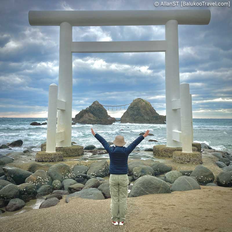The rocks are popular for their representation of marital happiness and matchmaking (Sakurai Shrine Futamigaura Torii) The rocks are popular for their representation of marital happiness and matchmaking (Sakurai Shrine Futamigaura Torii)