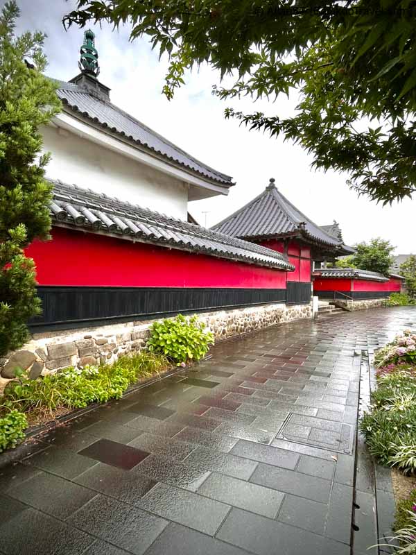Distinctive red walls of Goganji. Distinctive red walls of Goganji.