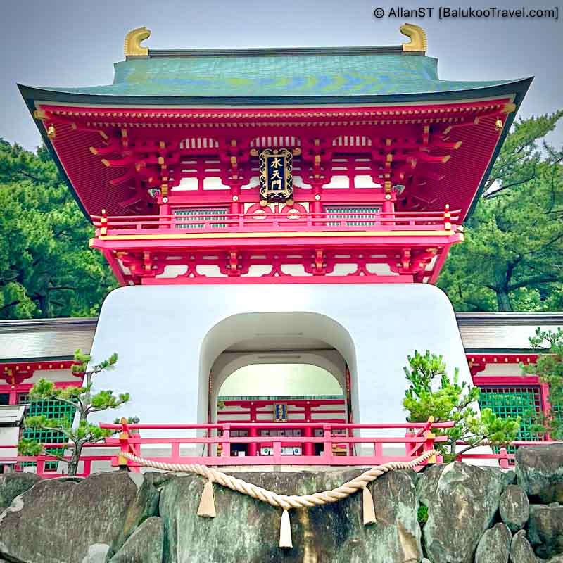 The shrine is located near the shoreline of Kanmon Straits, opposite the city of Kitakyushu. The shrine is located near the shoreline of Kanmon Straits, opposite the city of Kitakyushu.