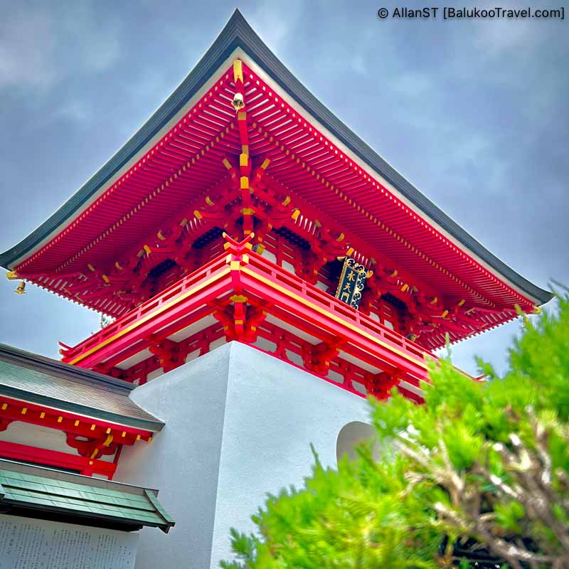Akama Jingu also features a beautiful pond and traditional gardens, making it a popular site for both spiritual worship and tourism. Akama Jingu also features a beautiful pond and traditional gardens, making it a popular site for both spiritual worship and tourism.