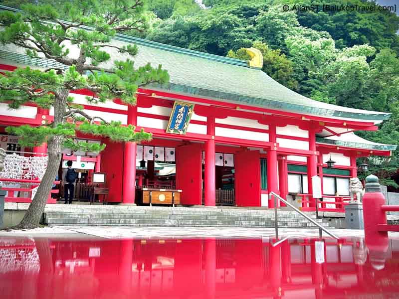 Though only the tender age of six, Emperor Antoku leapt into the sea nearby as his Taira Clan was defeated by the Minamoto Clan in 1185 [Akama Jingu].