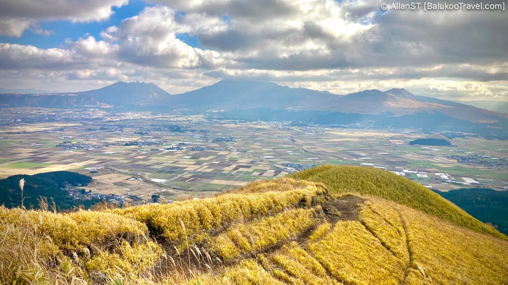 A panoramic view of the five peaks within Mt. Aso’s massive caldera and the surrounding rolling hills (Daikanbō Lookout, Mount Aso)