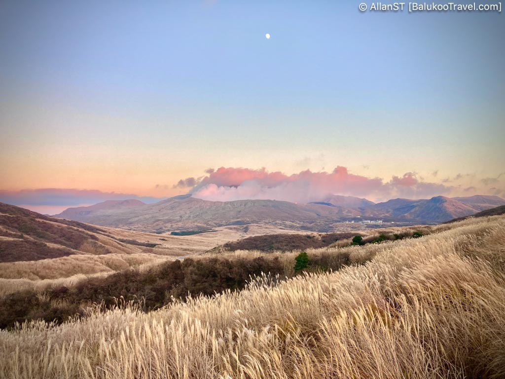 Kusasenrigahama (Kusasenri Plateau) is an expansive grassland in the highlands of Mt. Aso.