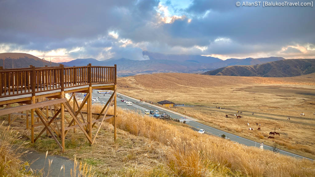 Kusasenrigahama, Kusasenri Observatory is an elevated viewing platform offering splendid panoramic views of Kusasenrigahama and the distant Nakadake Craters
