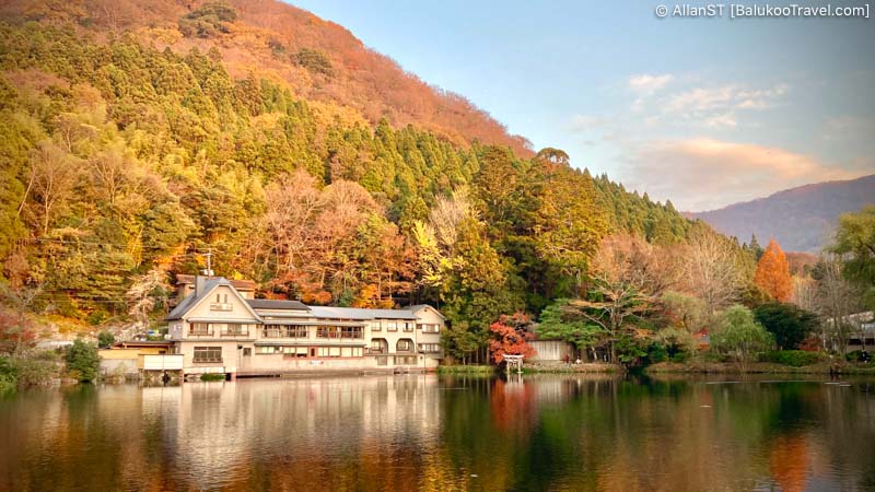 Kinrin Lake 金鱗湖 is situated at the end of Yufuin main street and sits at the base of Mount Yufu