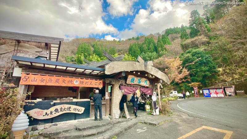 Eye-catching roadside restaurant at Tengu Waterfall 天狗の滝
