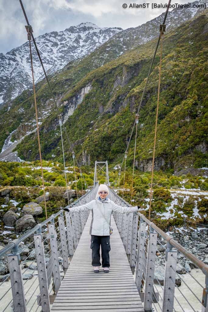 Mueller Lake Lookout and First Swing Bridge are located approximately 15minutes into the Hooker Valley Track. 