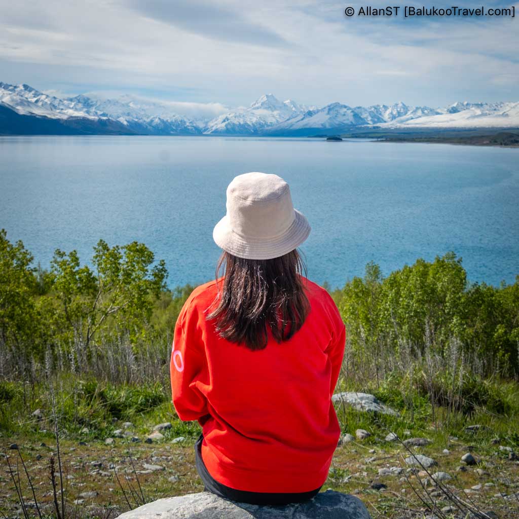 Offers clear views of Lake Pukaki, Mount Cook, and the Southern Alps