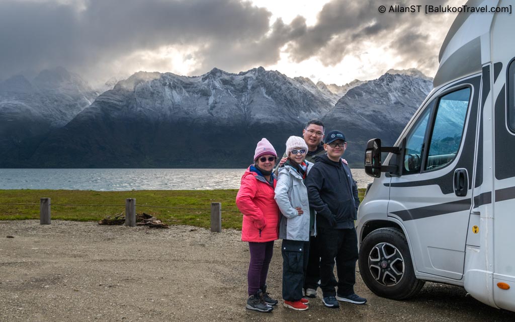 This spot is peaceful and serene, with views of the surrounding snow-capped mountains that create a perfect backdrop for a quiet moment by the lake. This spot is peaceful and serene, with views of the surrounding snow-capped mountains that create a perfect backdrop for a quiet moment by the lake.