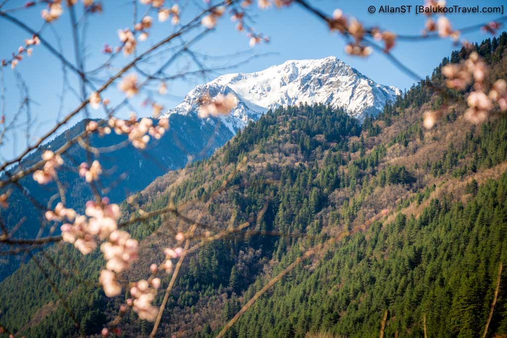 Dramatic mountain peaks (Jiuzhaigou Guide)