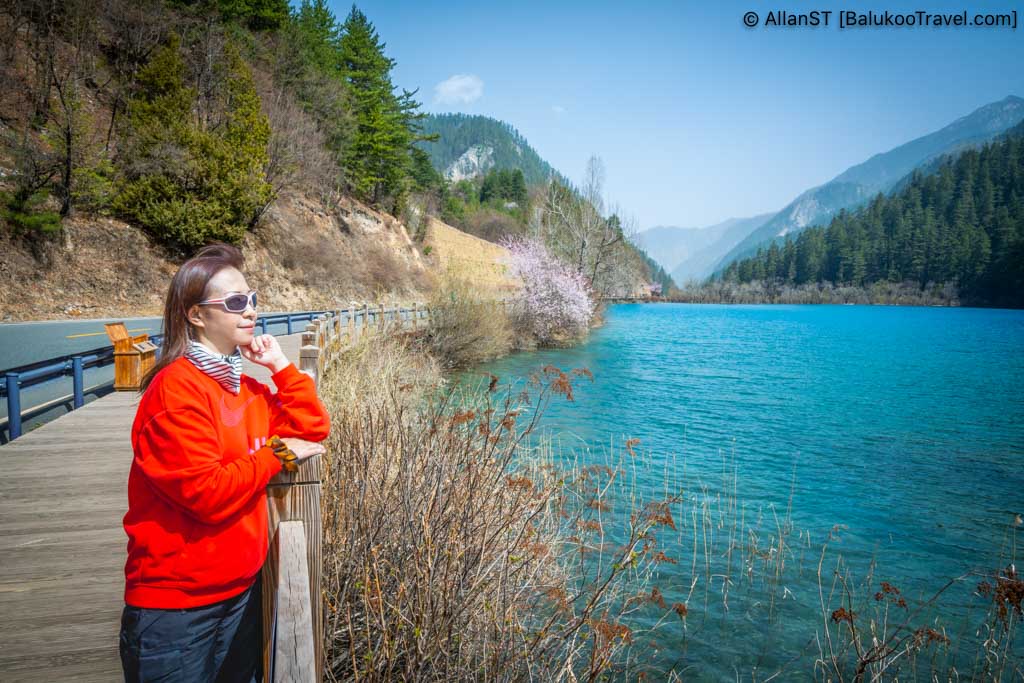 Jiuzhaigou (九寨沟) is one of the most well-known tourist attraction in China. It is massively popular with domestic and international visitors alike. 