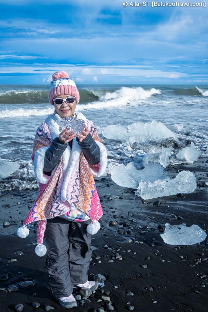 Diamond Beach. A black sand beach scattered with ice chunks washed ashore from nearby lagoons.(Iceland Itinerary 10-Day Road Trip)