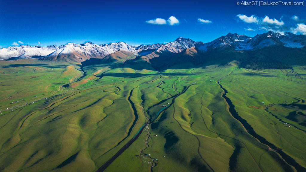 Rolling green hills, grazing horses, Kazakh yurts and wide views of the Tianshan Mountains, Sky Grassland 空中草原 Rolling green hills, grazing horses, Kazakh yurts and wide views of the Tianshan Mountains, Sky Grassland 空中草原
