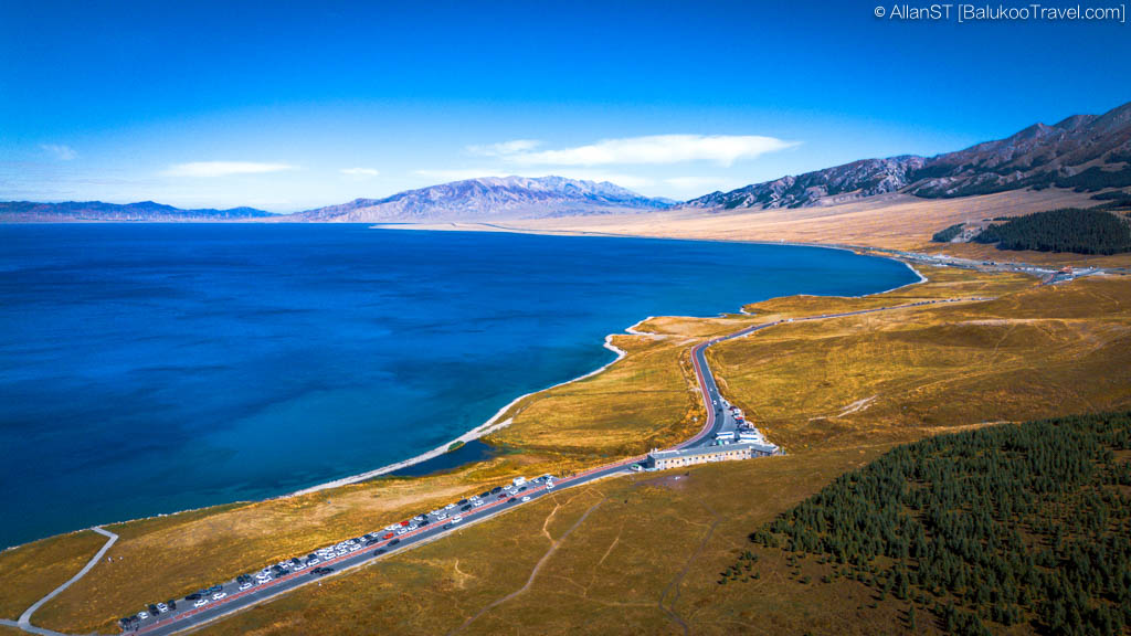 The loop drive around 赛里木湖 makes it incredibly easy to explore