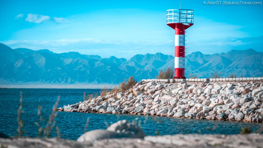 The scenery changes continuously as you drive (Sayram Lake, Xinjiang)