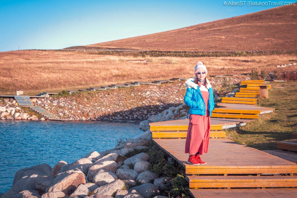 Walk down to the lakeshore (Sayram Lake, Xinjiang)