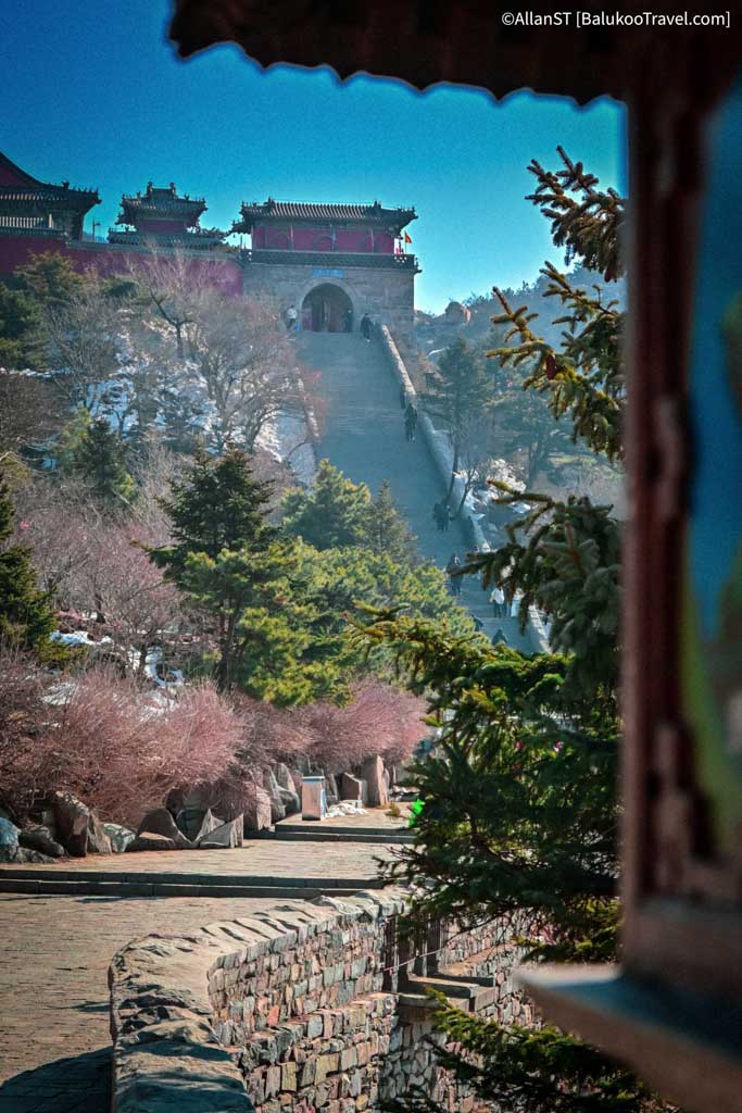 On the way to Jade Emperor Peak (玉皇顶)